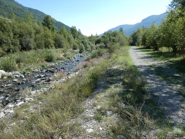 la via dei Pastori in un tratto a ridosso del torrente Pellice